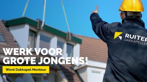 Website afbeelding voor Rutier Dakkapellen met een man die in bedrijfskleding staat en zijn duim uitsteekt naar een dakkapel dat op een dak wordt gezet.
