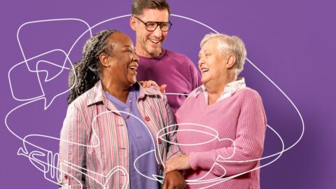 Drie blije mensen van woningcorporatie voor senioren