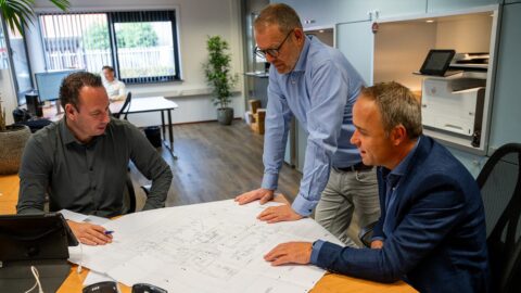 Foto samenwerkende medewerkers op kantoor van Engeltherm