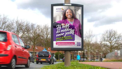 Billboard op paal langs weg met campagne uiting