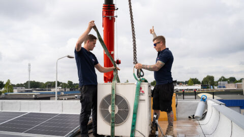 Medewerkers van Engeltherm staan op een dak een ventilatiesysteem te installeren