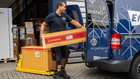Een medewerker van Engeltherm laadt zijn bedrijfsbus in