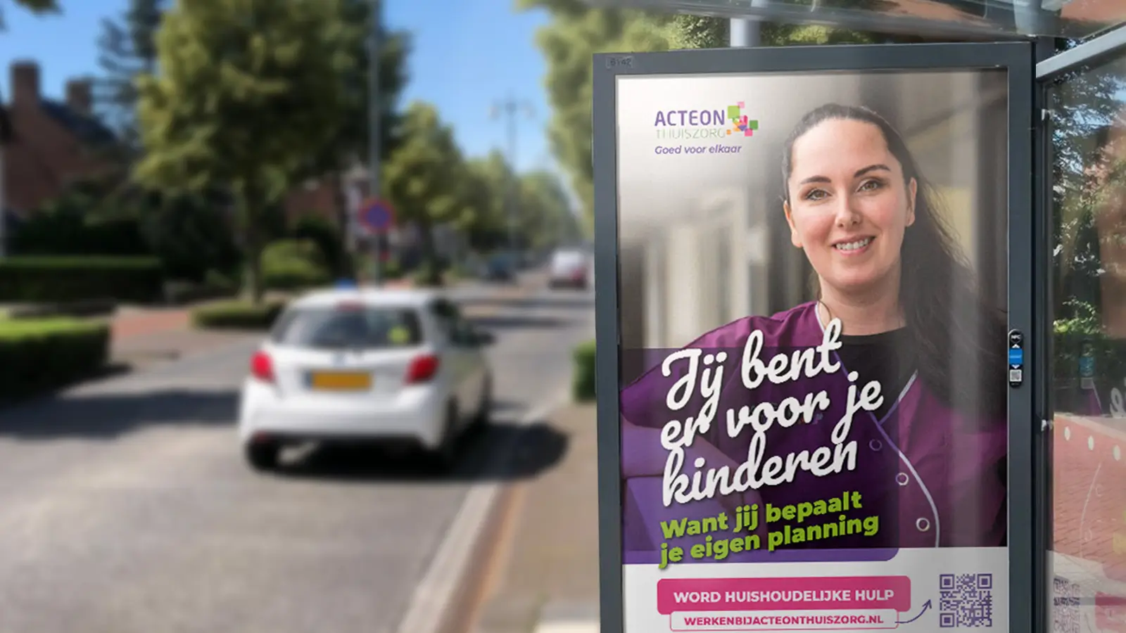 Poster langs de weg met campagne beeld 'kom werken bij Acteon Thuiszorg'
