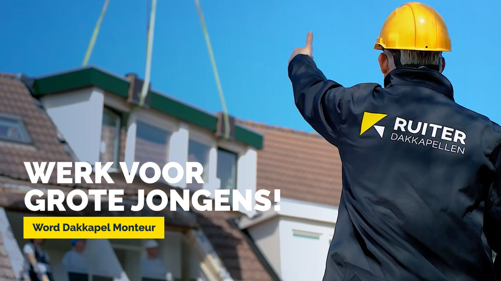 Een Dakkapel die wordt gemonteerd aan een huis met de tekst: "Werk voor grote jongens".