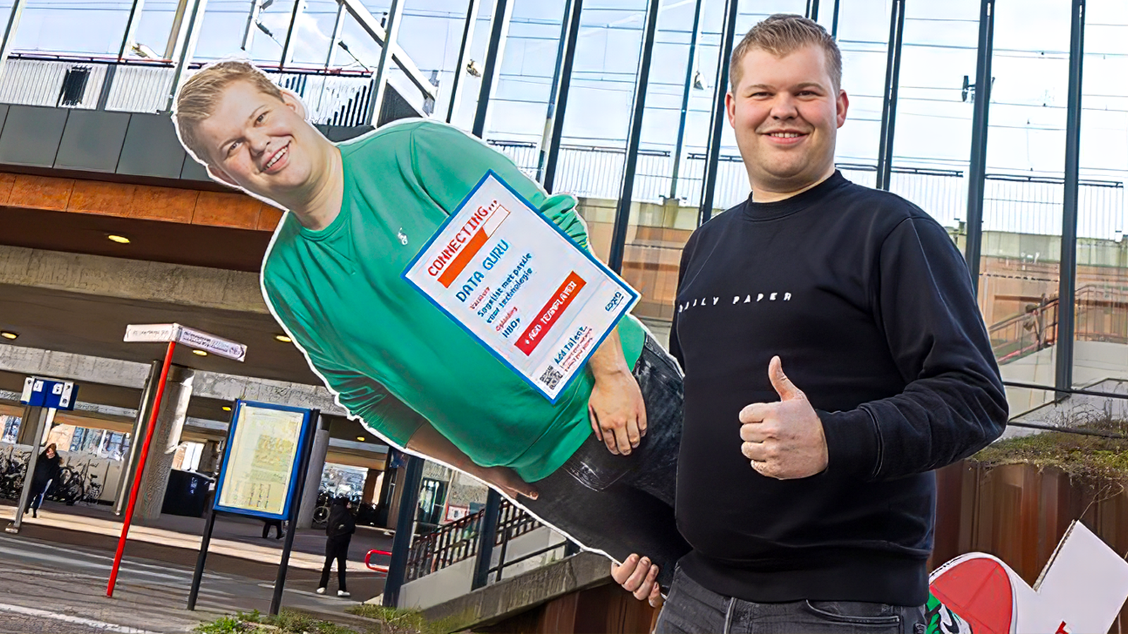 sogeti referral campagne, medewerker loopt met een kartonnuitsnijde van zichzelf.