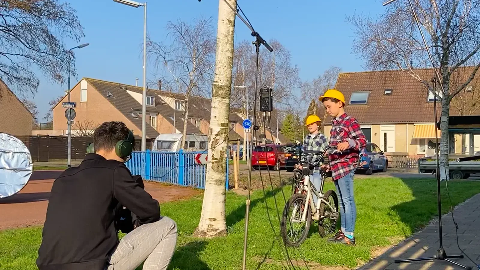 Fotosessie met een fotograaf die twee jongens op een fiets fotografeert.