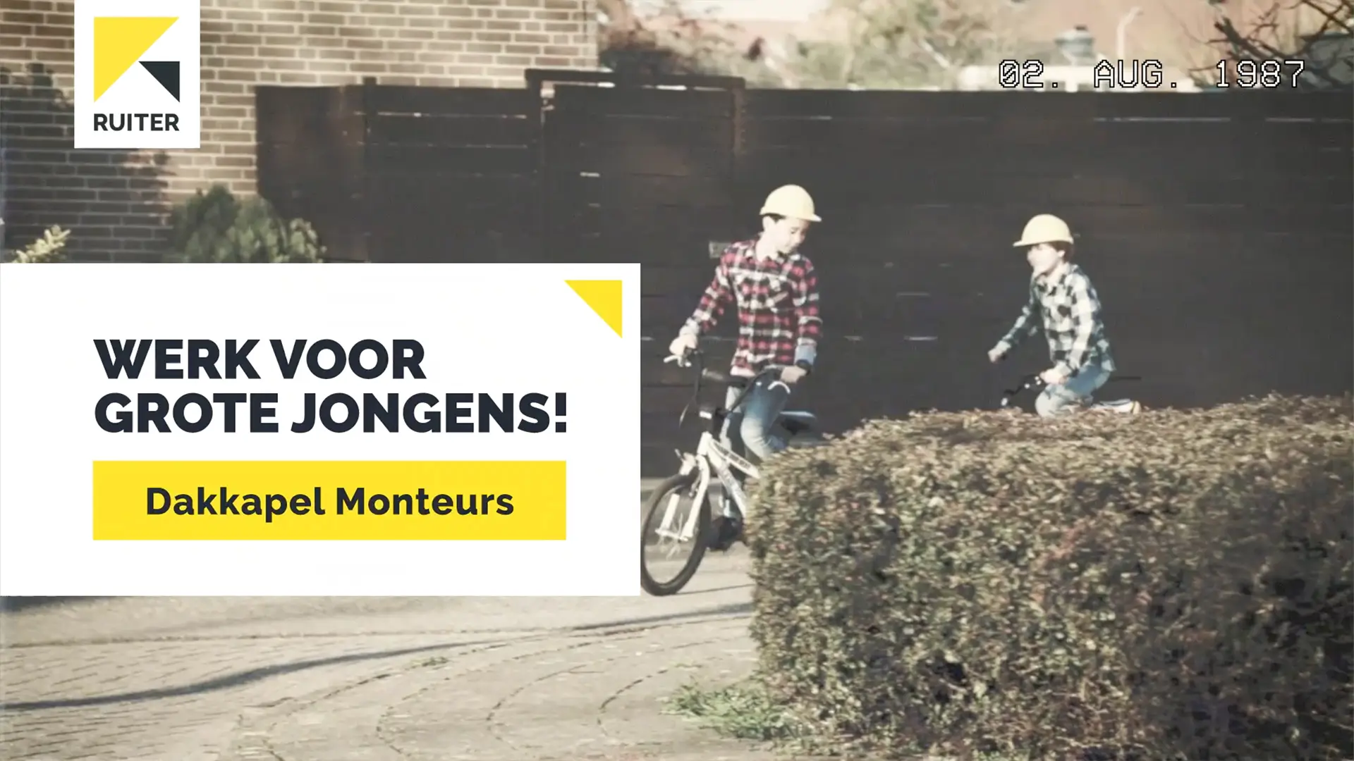 video still ruiter dakkapellen met twee jongens op een fiets.
