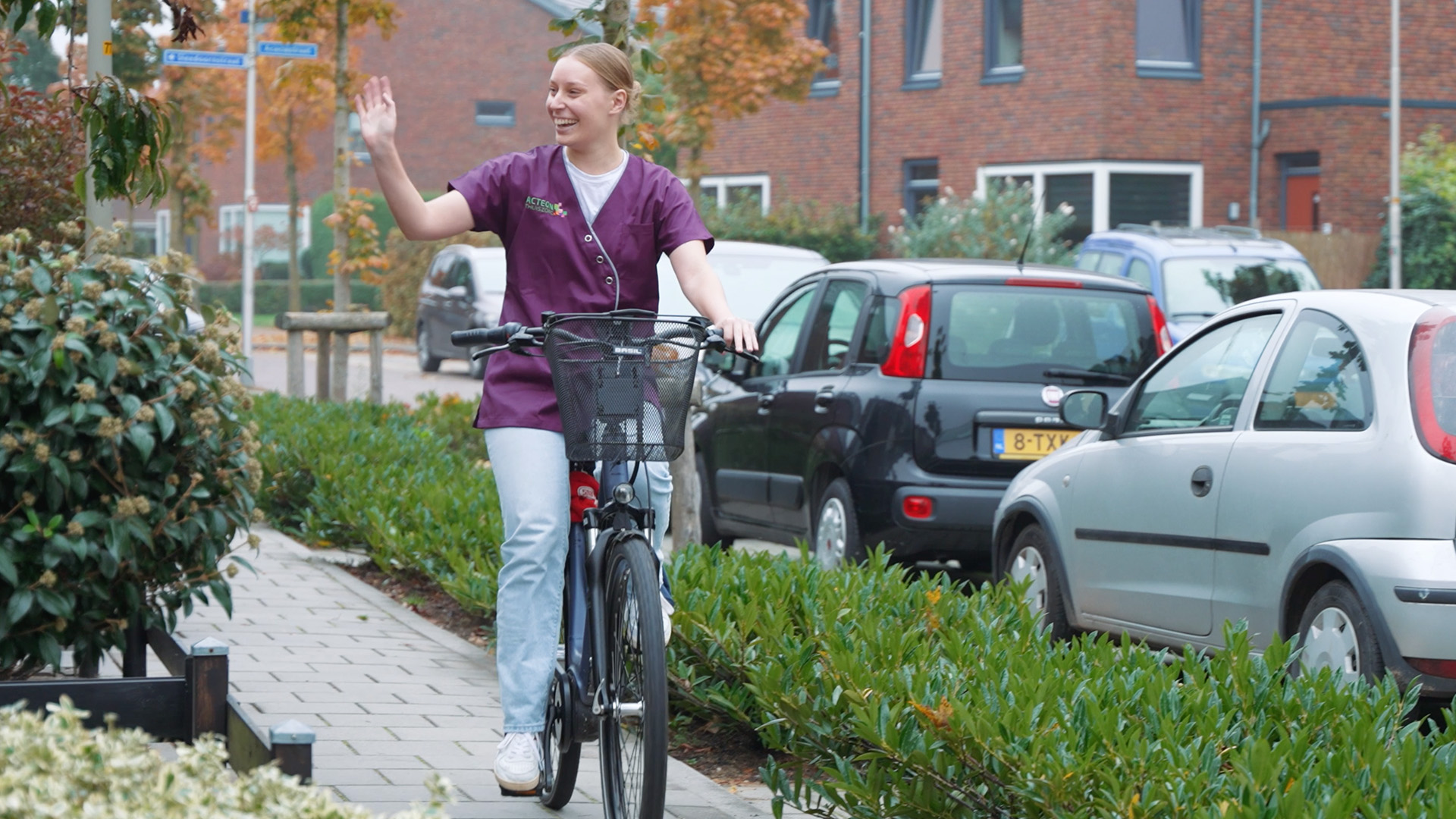 Huishoudelijke hulp dame Acteon Thuiszorg op de fiets